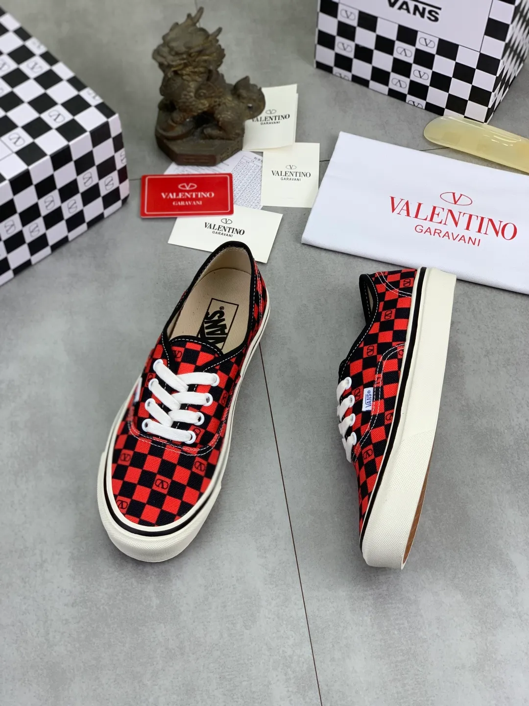 Men's shoes 💰P460 New Valentino❌Wans co-branded Valentino and Vans release new co-branded sneakers, integrating Valentino's Italian high-definition aesthetics and Vans's free and authentic spirit, giving classic shoes a personality that spans the ages. Many stars - Jolin Tsai. Yang Zi. Liu Wen. Ma Baiquan. Choi Soobin. freen. Song Zuer. JJ Lin. zel. Cecilia Cheung. shark. Xin Yunlai...Same style. Female model: 35-42 (41.42 is custom-made and non-refundable) Men's model: 39-46 (45.46 is custom-made and non-refundable)